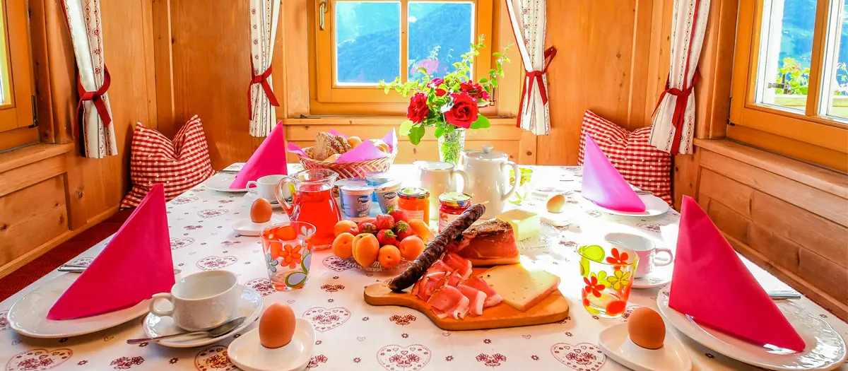 Gedeckter Frühstückstisch im Gemeinschaftshäuschen des Lechnerhofs
